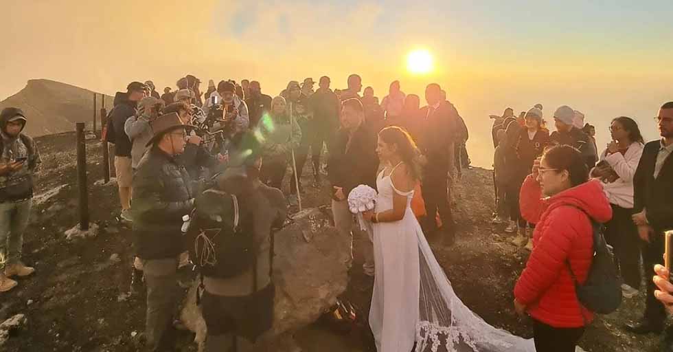 Pareja se casa en la cima del volcán Ilamatepec de Santa Ana