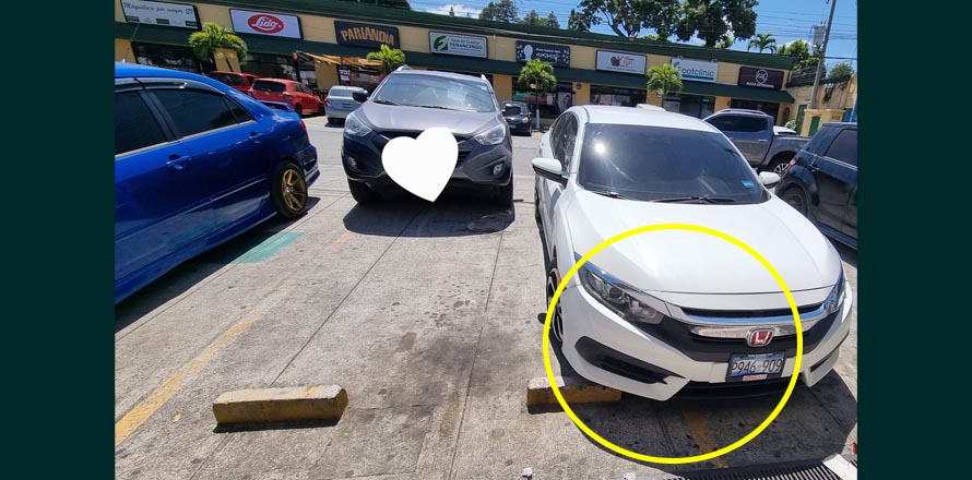 Denuncia a conductora que se estacionó mal y no le importó dejar sin parqueo a otros