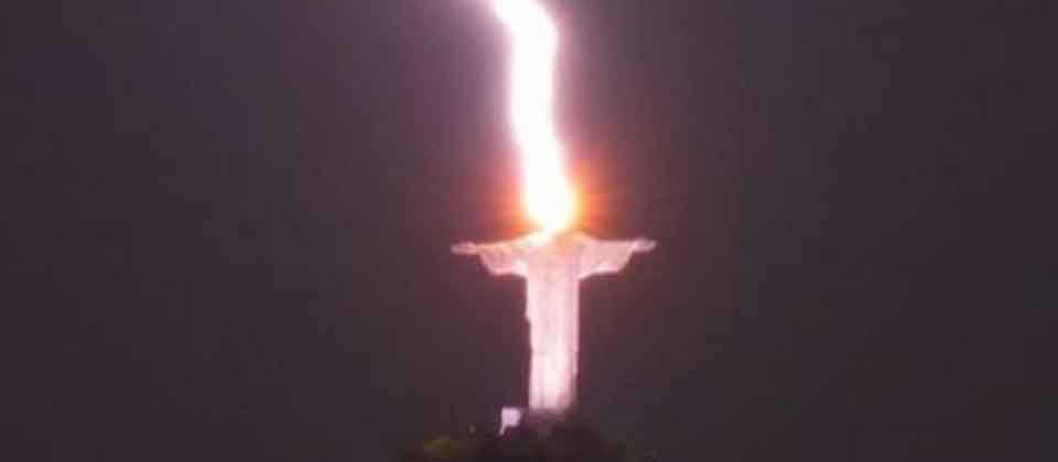 Captan caída de un rayo en el Cristo Redentor en Brasil