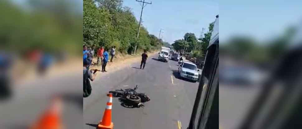 Motociclista queda sobre el pavimento tras chocar contra un vehículo repartidor de agua