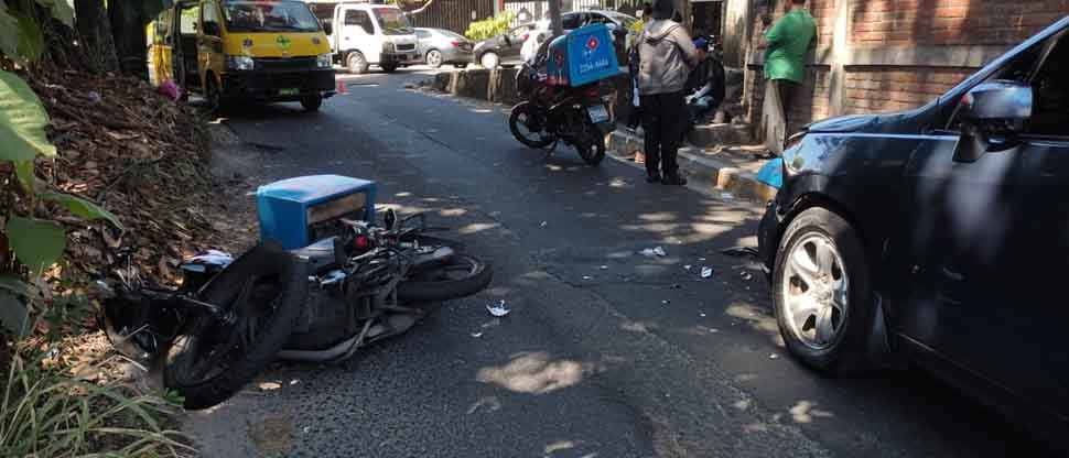 Motociclista repartidor de comida resulta lesionado tras chocar contra un vehículo