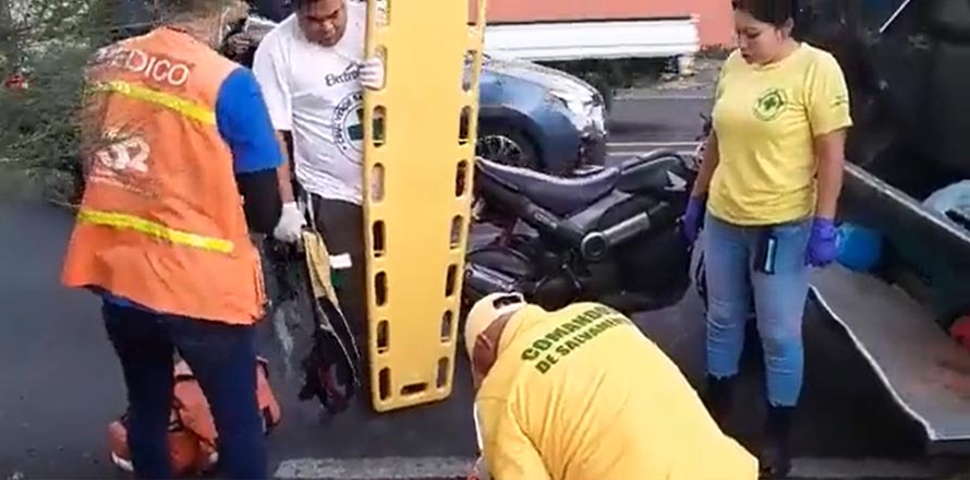 Motociclista sufre lesiones tras impactar contra un camión del tren de aseo