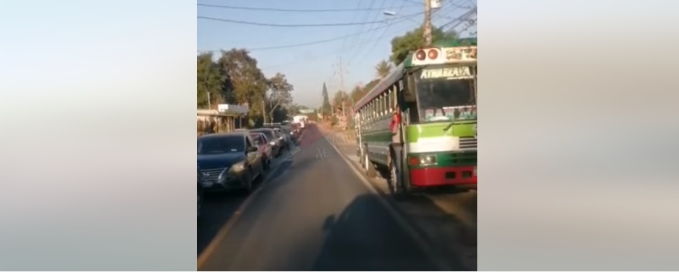 Busero circula a la orilla y sentido contrario sobre la carretera a ...