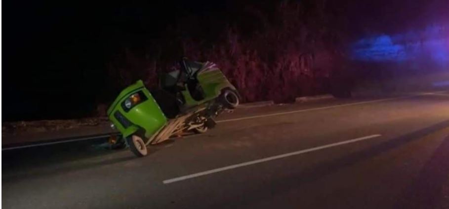 Mototaxi choca contra rastra y dos personas pierden la vida en Santa Cruz de Yojoa, Cortés