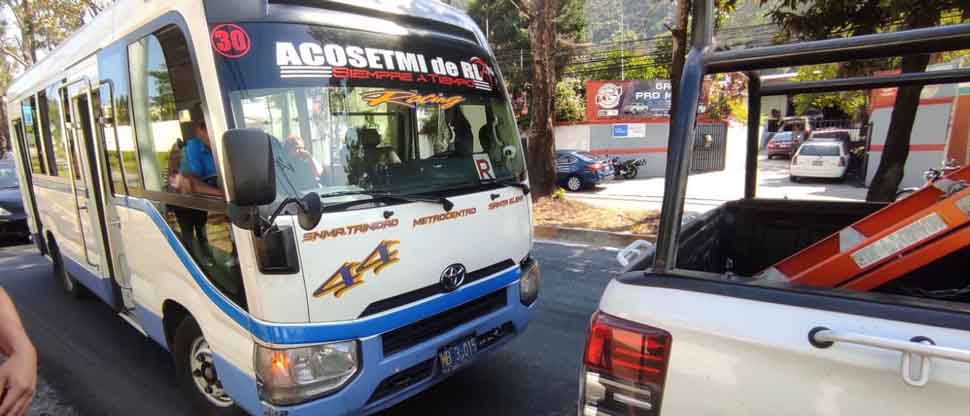 Multan a microbusero de la ruta 44 por disputarse la vía con otro conductor