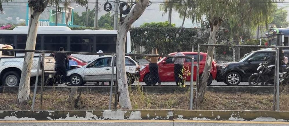 Se registra choque en cadena sobre Autopista a Comalapa, San Marcos