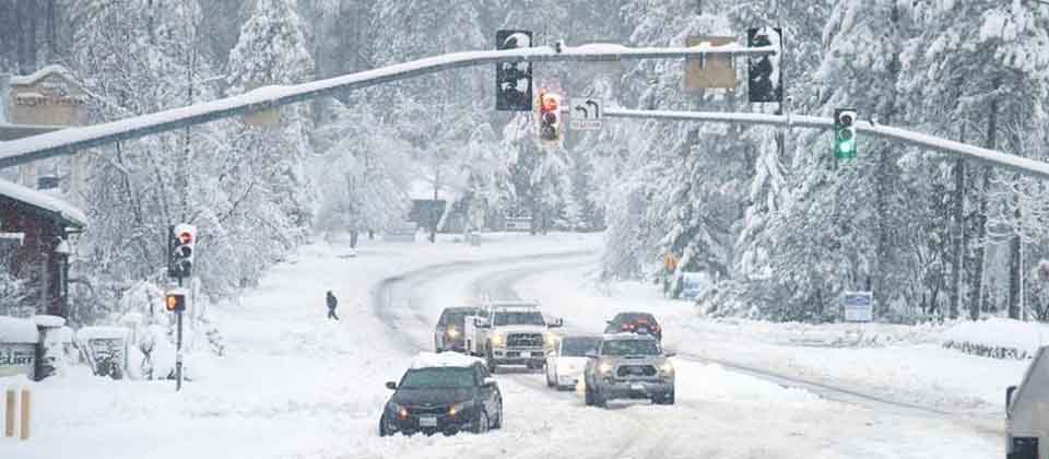 Más de 100,000 californianos se quedan sin electricidad por las duras nevadas