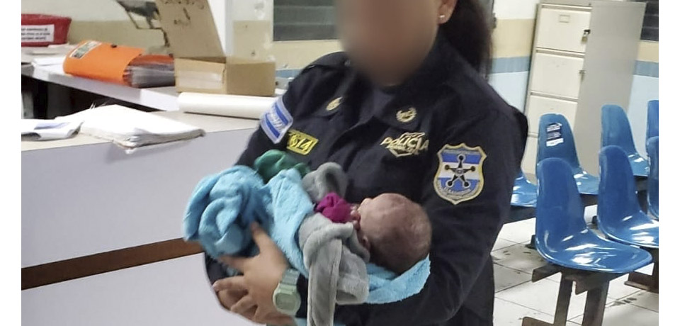 Rescatan a recién nacida que fue abandonada en predio baldío en Apopa