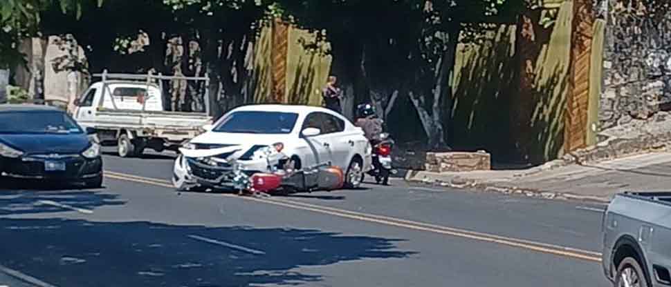Conductor realiza mala maniobra y choca contra motociclista en San Marcos, San Salvador