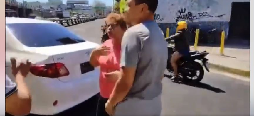 Denuncian a conductor y acompañante que huyeron tras accidente: «¿Cuál es tu jodedera de tomar fotos?»