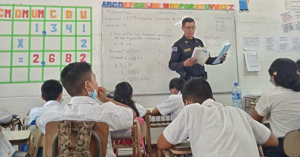 Policías imparten charlas a estudiantes para evitar que sean influenciados por pandillas