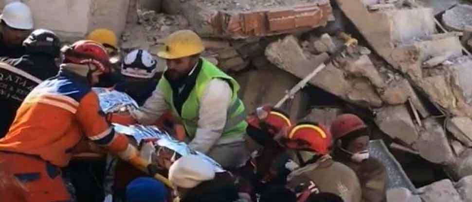 Rescatan una mujer después de pasar nueve días debajo de los escombros en Turquía
