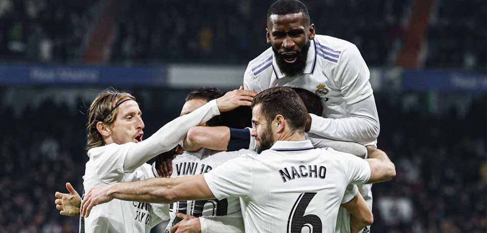 El Real Madrid gana tranquilamente al Valencia con dos golazos