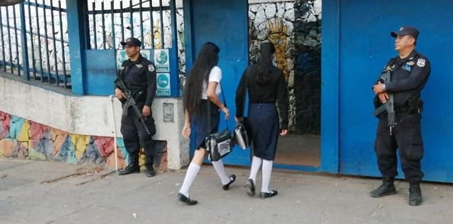 Autoridades continúan brindando seguridad en centros escolares de todo el país