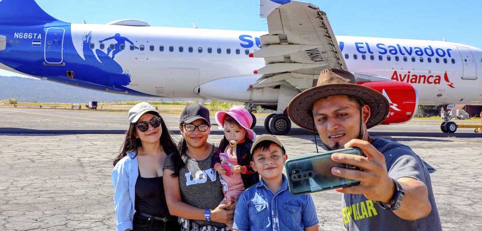 Familias salvadoreñas disfrutan del Show Aéreo en Ilopango
