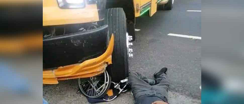 Autobús atropella a hombre que se transportaba en silla de ruedas