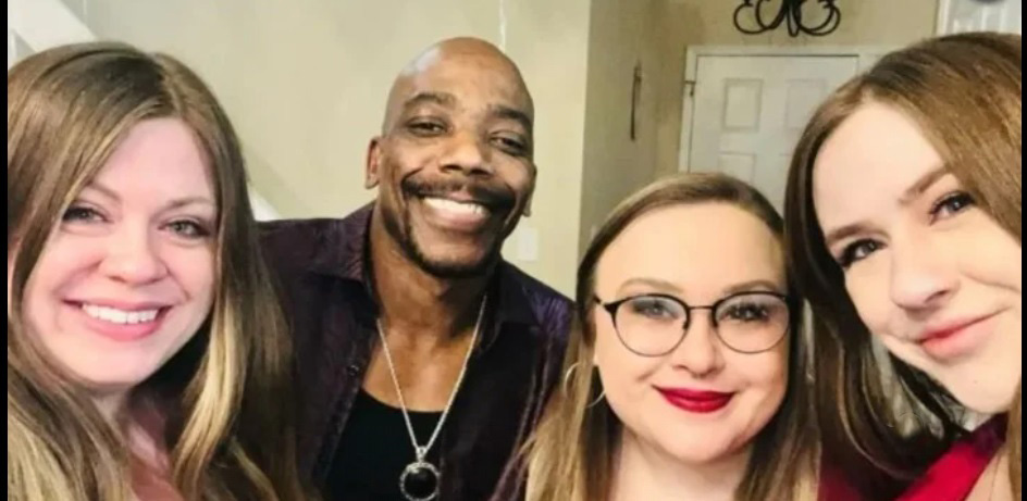 Por ser «muy intenso», su esposa le presentó a dos amigas: Terminaron viviendo juntos los cuatro