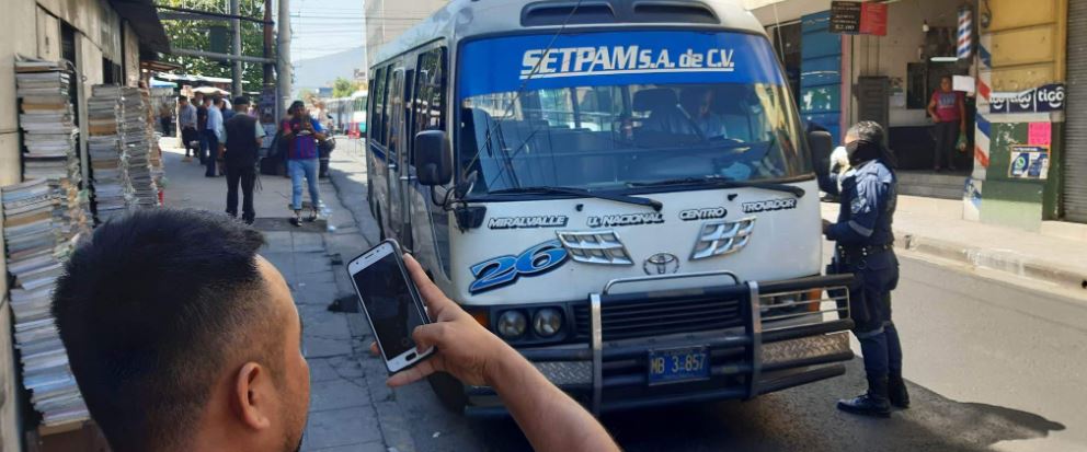 Mujer cae de un microbús en avenida España, San Salvador