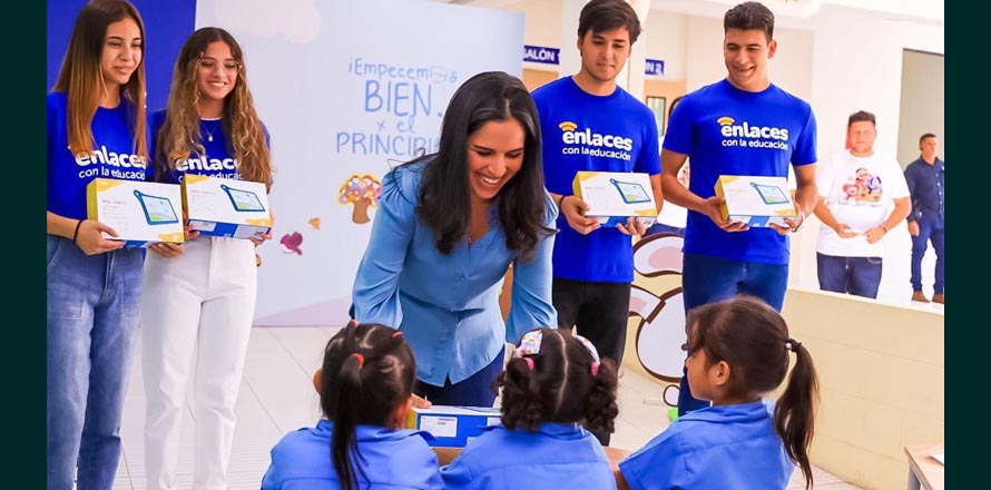 Primera Dama, Gabriela de Bukele, encabeza entrega de tablets a estudiantes de parvularia
