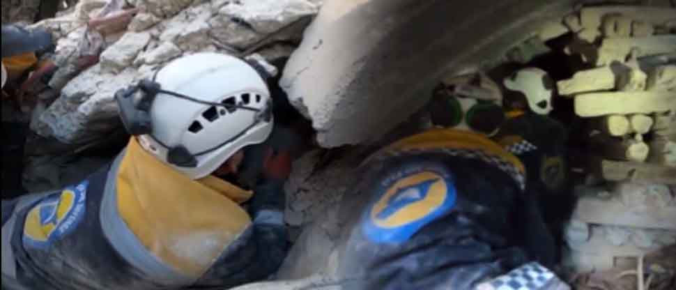 Este es el momento cuando una familia en Siria es rescatada entre los escombros tras potente terremoto