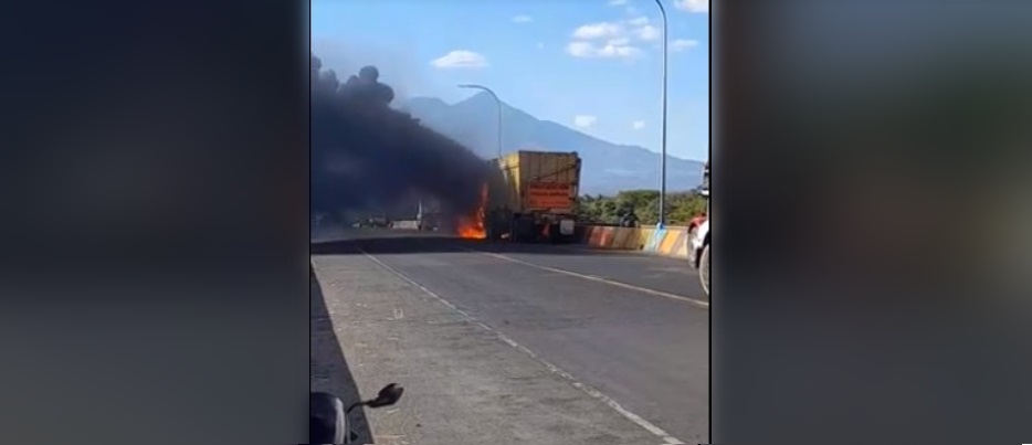 Reportan furgón en llamas sobre puente de San Marcos Lempa (VIDEO)