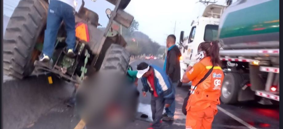 Hombre queda atrapado debajo de un tractor en carretera a Sonsonate