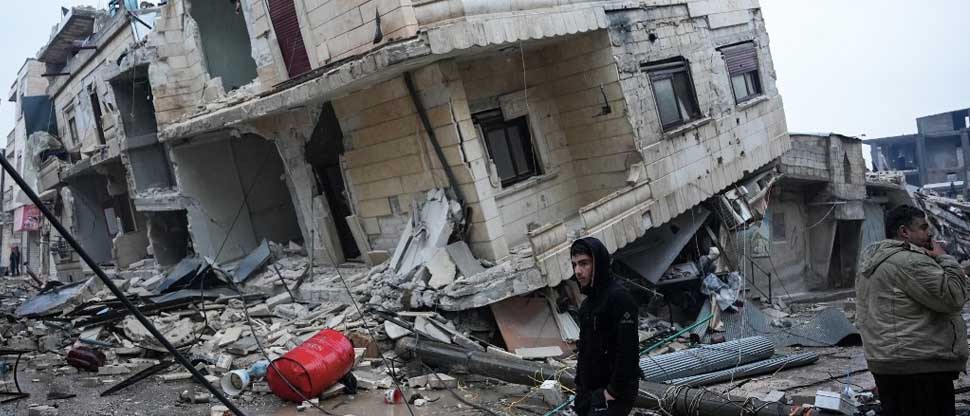 Suben a más de 1,400 los fallecidos tras poderoso terremoto en Turquía