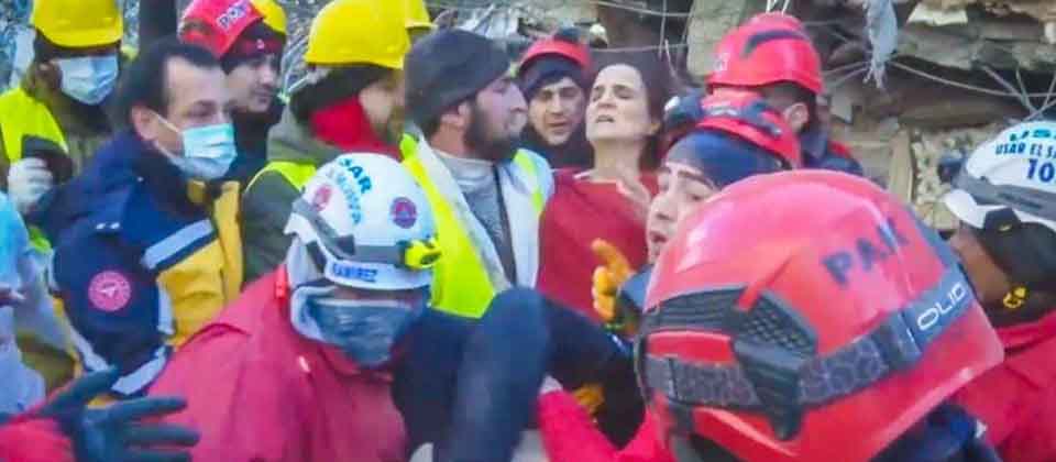 Equipo USAR de El Salvador rescata a una mujer y a un niño sobrevivientes de los terremotos en Turquía