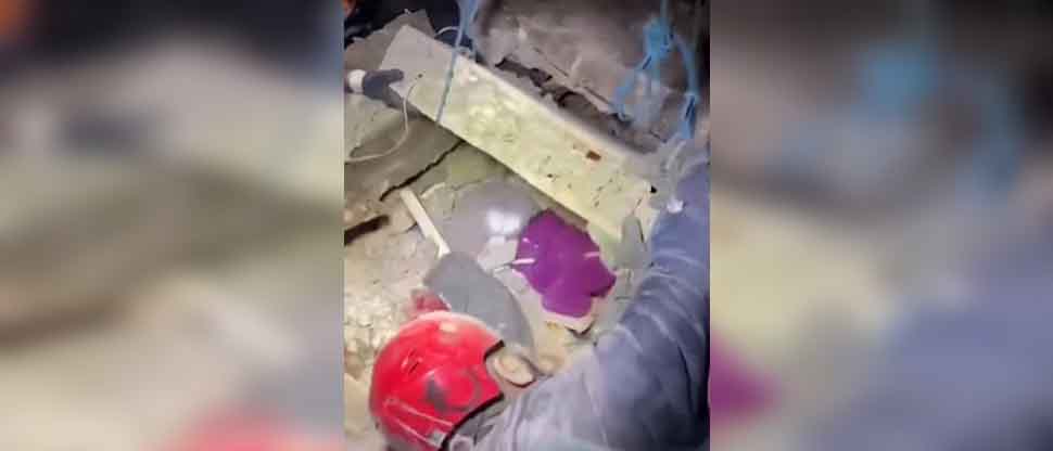Impresionante rescate de una mujer que tenía días debajo de los escombros en Turquía