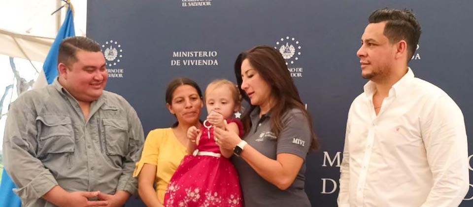 Ministerio de Vivienda entrega casas dignas a familias de Zacatecoluca
