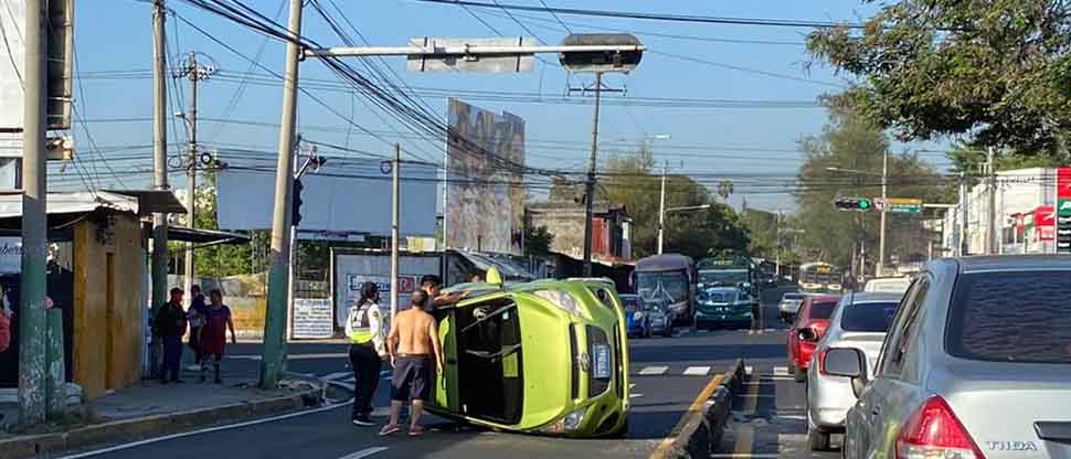 Conductor pierde el control y vuelca en bulevar Venezuela – El Blog