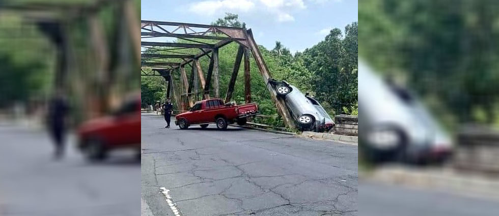 Conductor se salva de milagro y no cae al río al detenerse en la viga de un puente