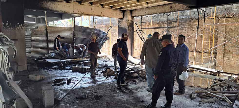 Albañil resulta con graves quemaduras tras incendio en edificio en construcción en San Salvador