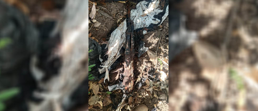 Hallan abandonado un fusil AK-47 deteriorado