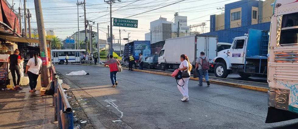 Persona muere tras ser arrollada frente al mercado La Tiendona