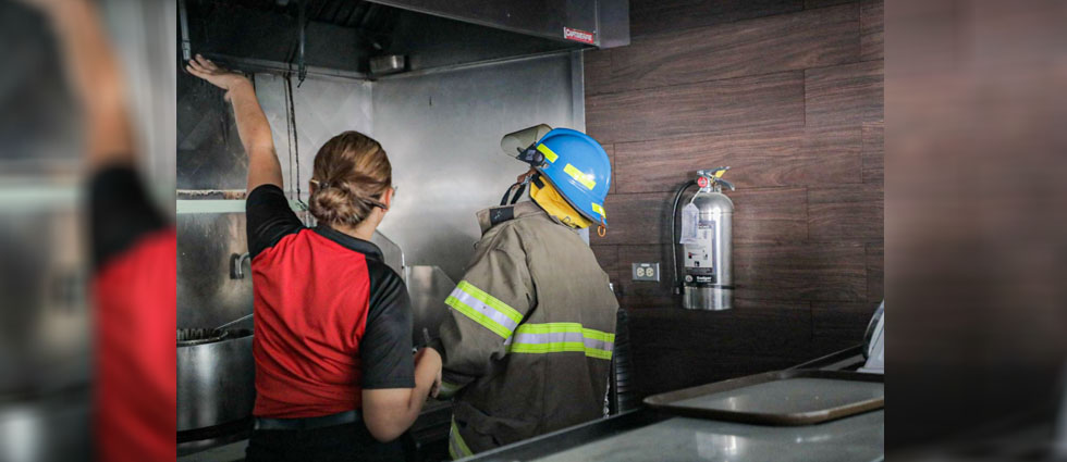Bomberos atienden conato de incendio en negocio de comida rápida
