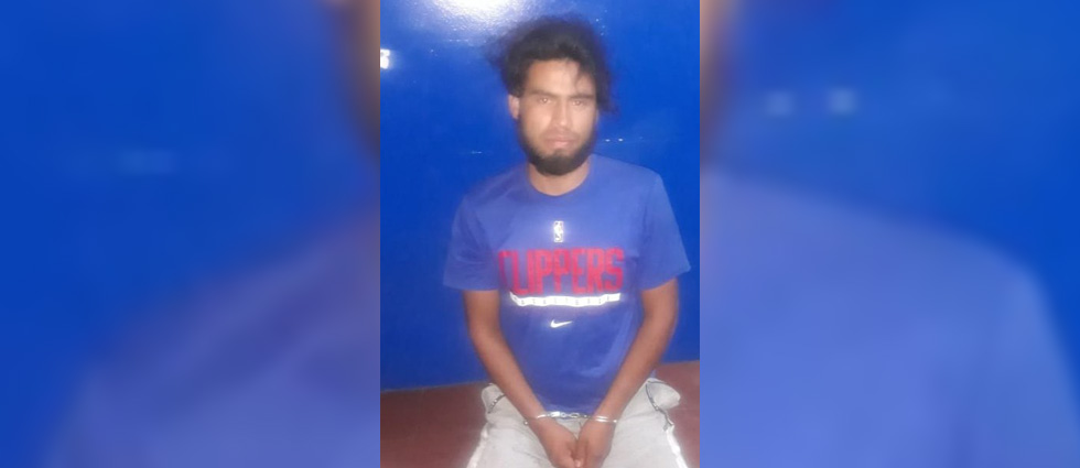 Arrestan a hombre luego que atacó a una persona con arma blanca