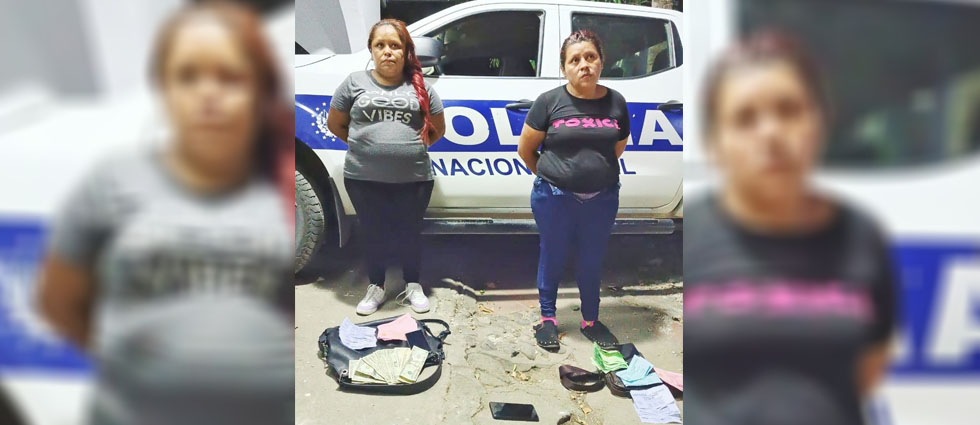 Arrestan en flagrancia a mujeres que vendían billetes falsos de lotería