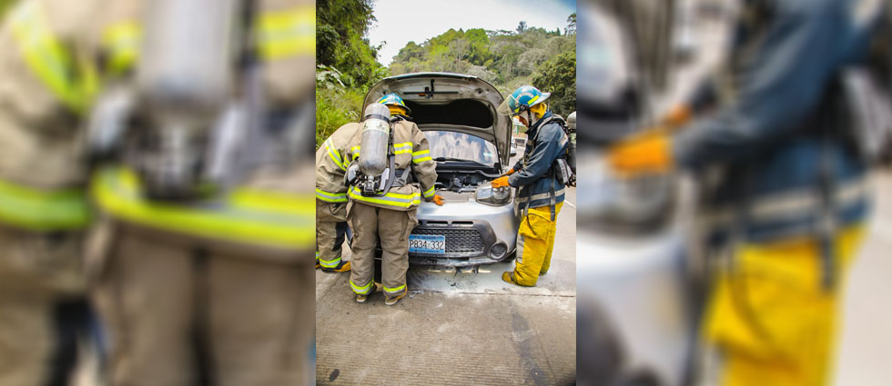 Conductora utiliza extintor y evita que su auto acabe en cenizas