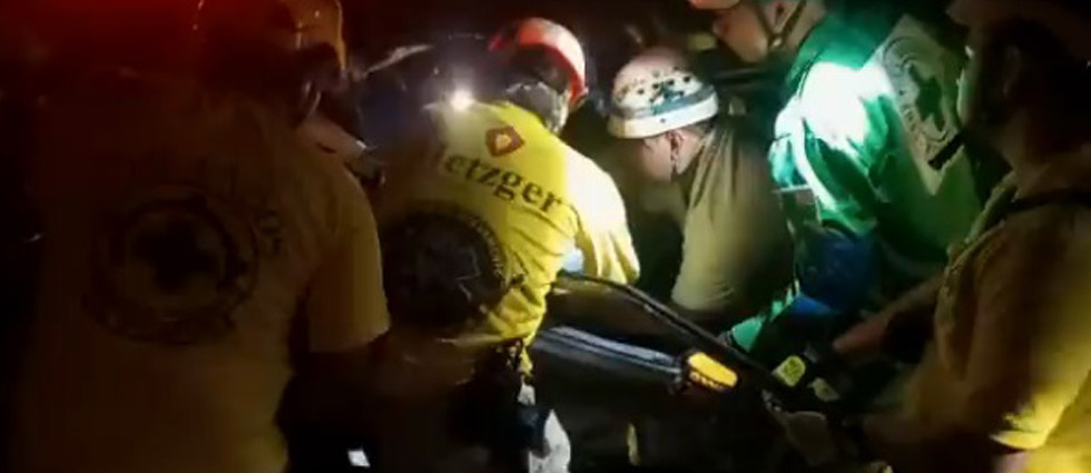 Rescatan a ocupantes de un vehículo al quedar atrapados entre los hierros retorcidos tras chocar contra una valla y una rastra