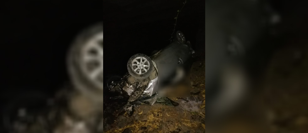 Hombre muere y mujer embarazada resulta lesionada tras salirse de la vía y caer a un río