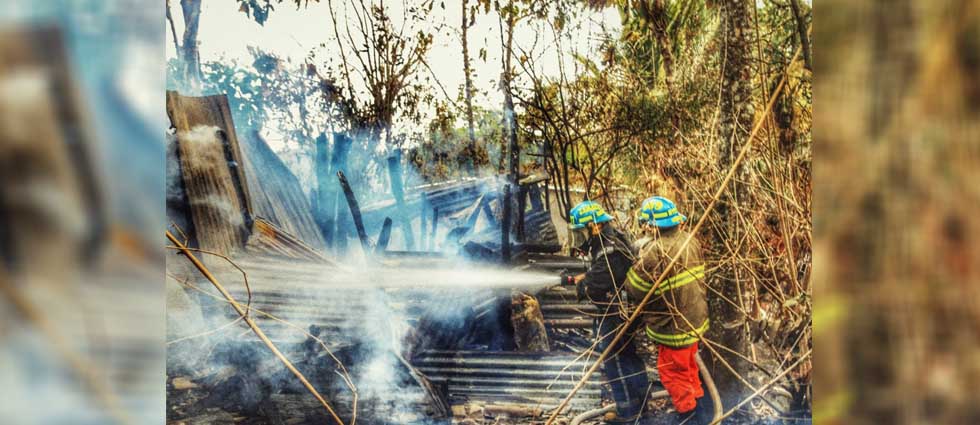 Bomberos sofocan voraz incendio en una vivienda en Cuscatlán