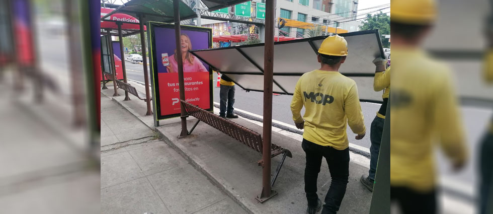 Quitan publicidad instalada en paradas de buses: estaban sobre las bancas
