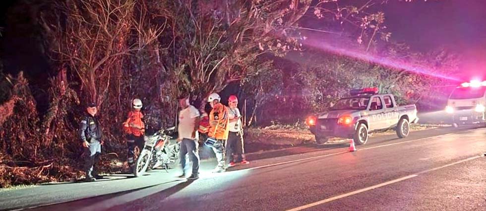 Motociclista arrolla a conductor de vehículo que sufrió desperfectos mecánicos