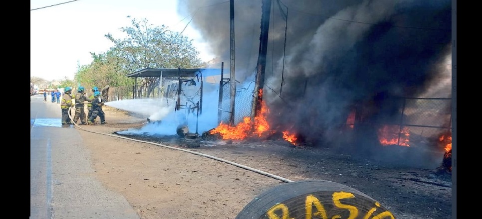 Se registra incendio de grandes proporciones en llantería de Santa Ana