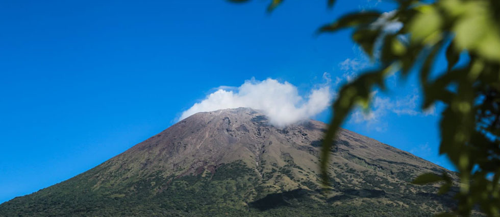 Cae ceniza en varios municipios tras las explosiones más intensas del volcán de San Miguel