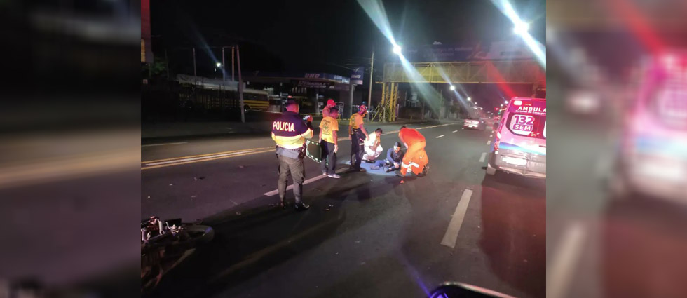 Conductor acaba con fracturas en sus piernas tras fuerte accidente de tránsito en San Salvador