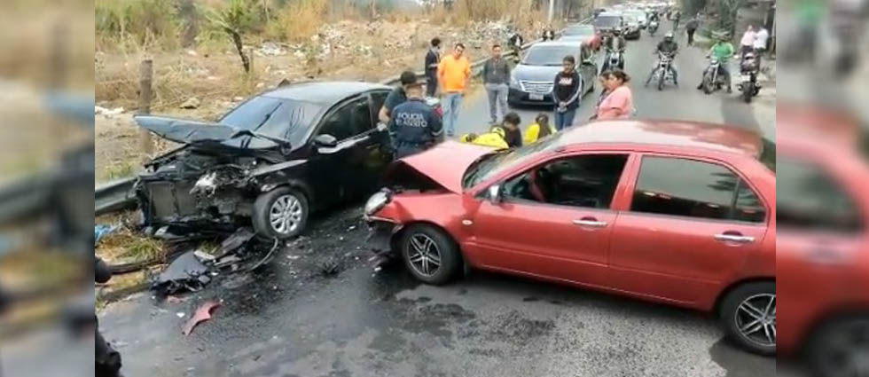 Seis lesionados tras fuerte choque entre dos automóviles en San Salvador