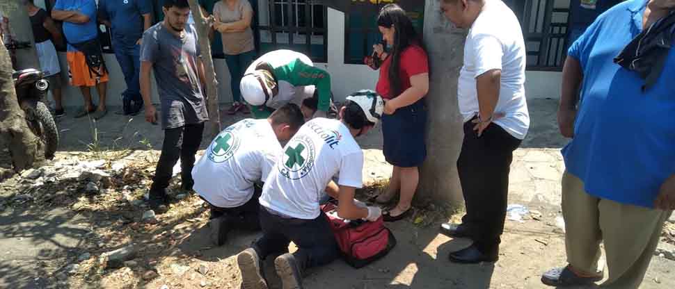 Socorristas auxilian a motociclista que se accidentó en Ciudad Arce