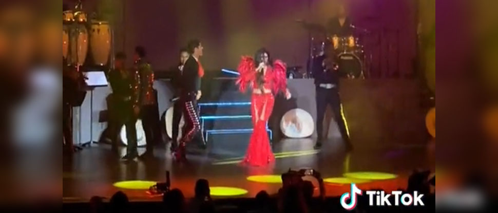 Captan momento cuando Ana Bárbara sufre fuerte caída durante concierto